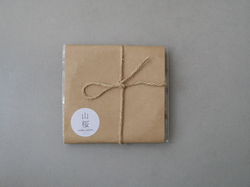 サリュー山桜茶敷の茶色い包装紙と紐