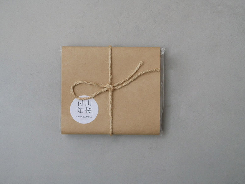 SALIUの山桜茶敷を包んだギフト包装