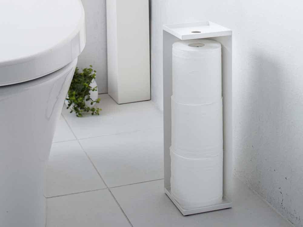 バスルームに設置されたYAMAZAKIタワーのトイレットペーパーホルダー