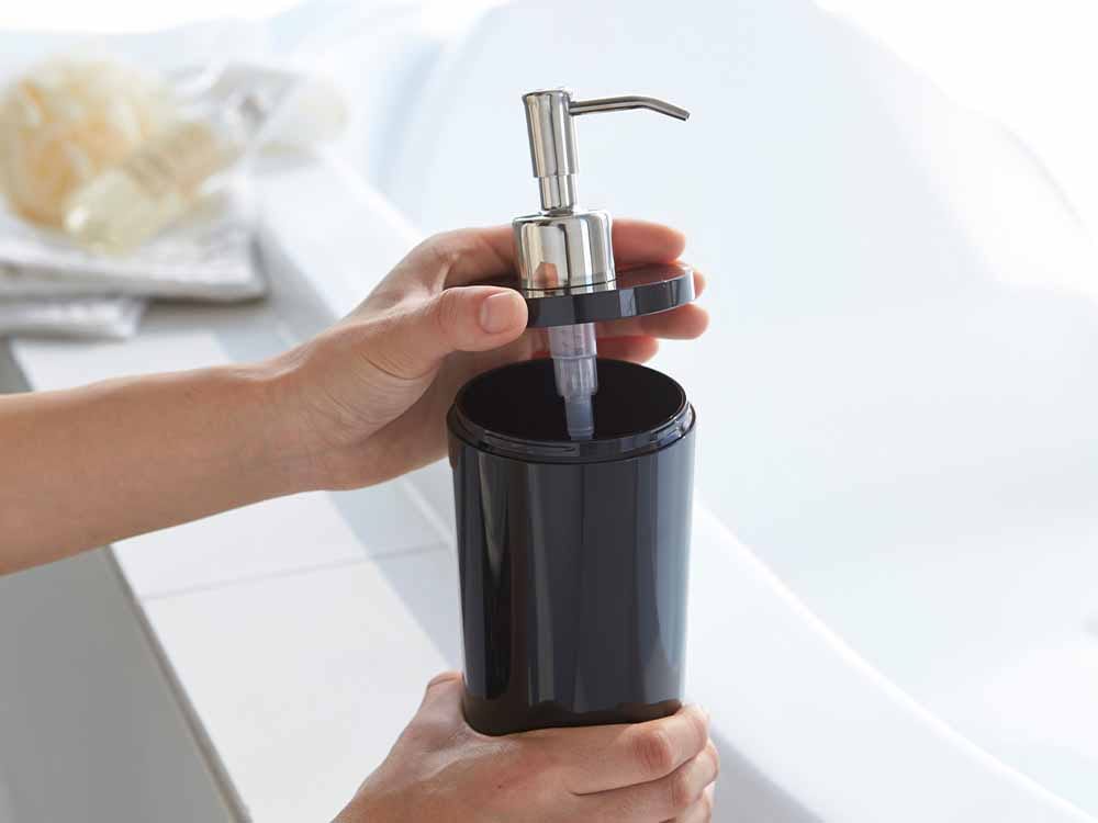 YAMAZAKI/tosca製ツーウェイディスペンサー ラウンド、500ml容量のプラスチックボトルとステンレス製ポンプを備えたバスルーム用石鹸ディスペンサー