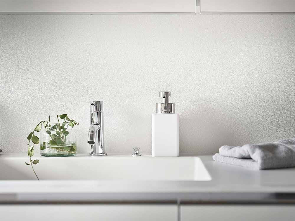 洗面所に置かれたタワー詰め替えディスペンサー