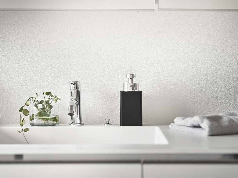 銀色の泡タイプディスペンサーがシンクに置かれている