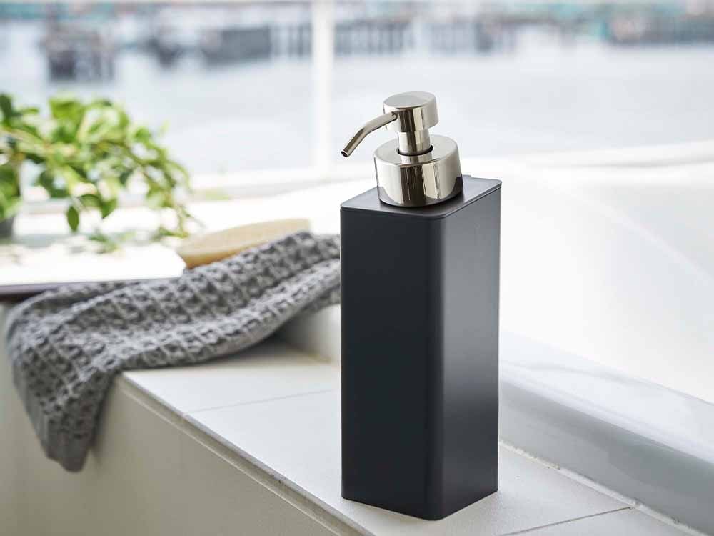 タワー式フィルムフックソープディスペンサーが洗面台に設置されたバスルーム