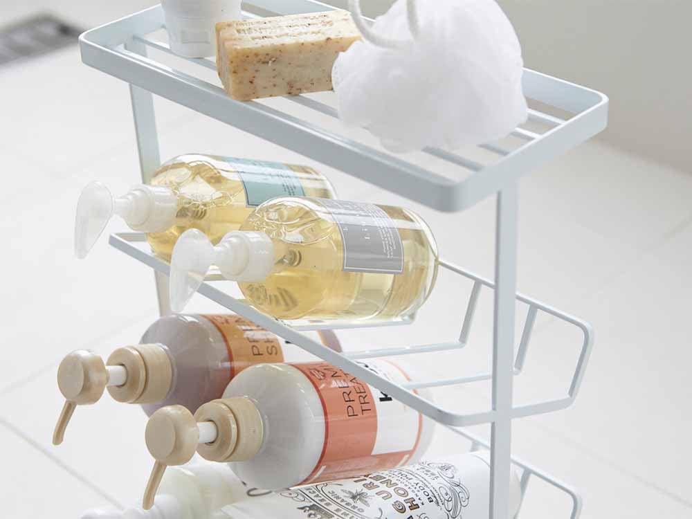 YAMAZAKI/tosca製タワー型バスボトルラック。スチール製の棚にガラスボトルやソープディスペンサー、ハウスプランツが並ぶキッチンまたはバスルーム用の収納ラック