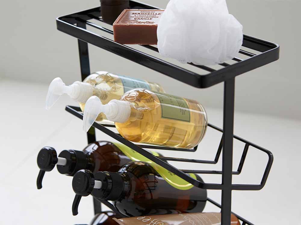 YAMAZAKI/toscaの【tower/タワー】バスボトルラック。スチール製のシェルフにワインボトルやグラスが整然と並んでいるデザイン。高さ44cm、2つのフックと4つのクッション付き。