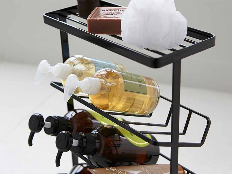 YAMAZAKI/toscaの【tower/タワー】バスボトルラック。スチール製のシェルフにワインボトルやグラスが整然と並んでいるデザイン。高さ44cm、2つのフックと4つのクッション付き。