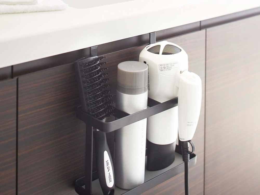 YAMAZAKIタワー製シルバーのドライヤー＆ヘアーアイロンスタンド。スチール製で複数のフックが付いた小型のホームアクセサリー