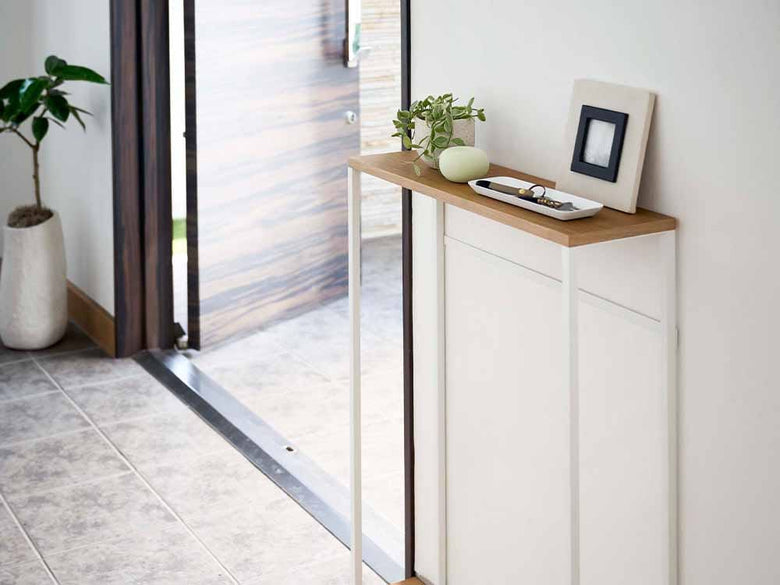 木製タワーコンソールテーブルに花鉢が置かれた室内