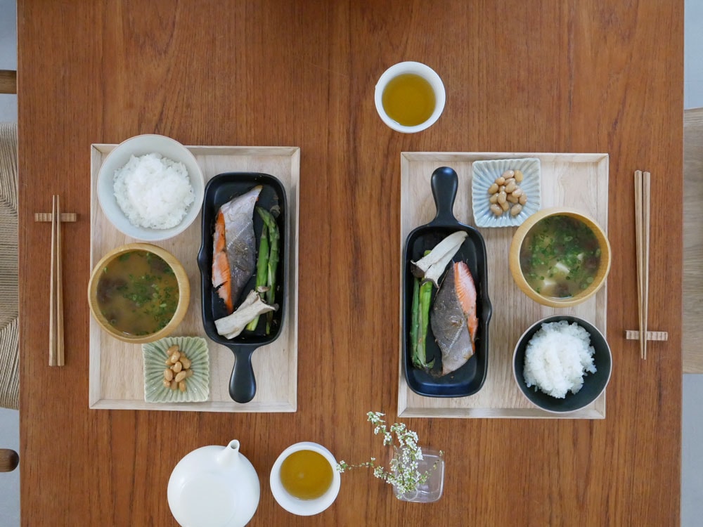 ウォルナット製箸置きしのぎと食器が並ぶテーブル