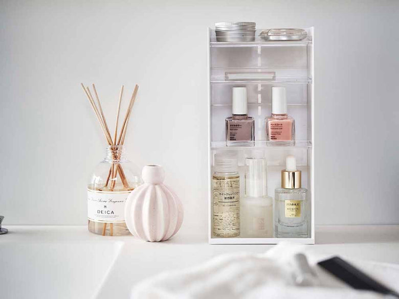 ヤマザキタワー4段コスメ収納ケースと化粧品