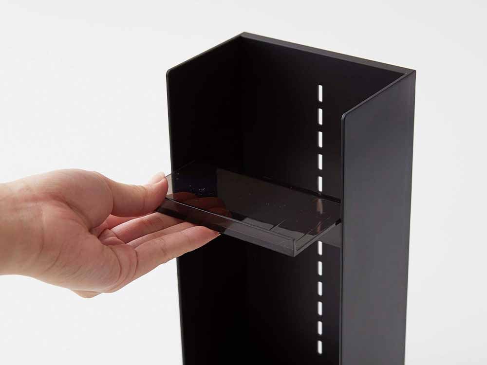 棚に置かれたタワー4段のプラスチック製コスメ収納ケース