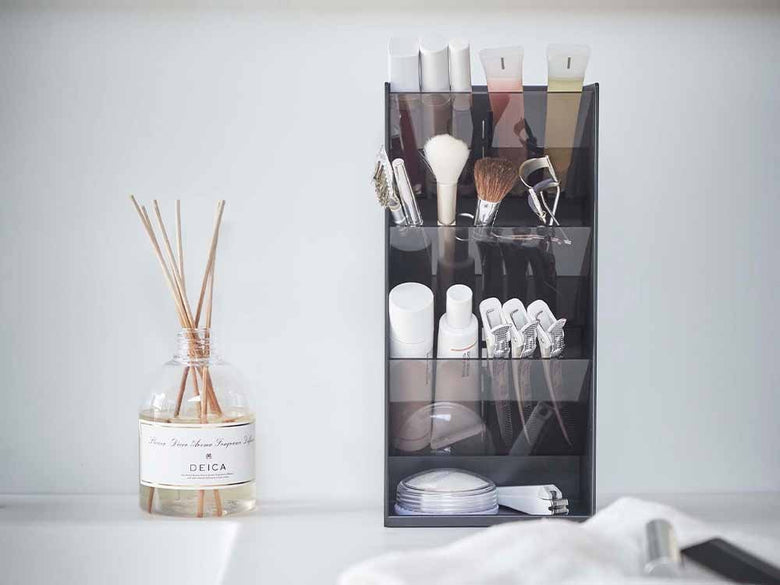 山崎タワー4段コスメ収納ケースと化粧品