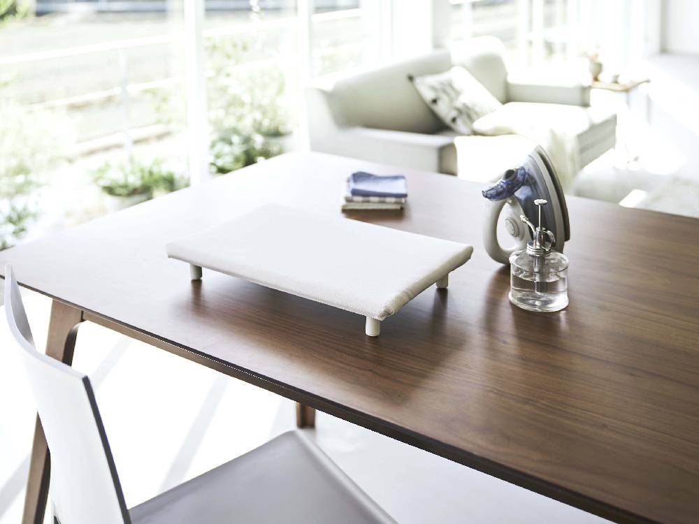 卓上に設置されたタワーの平型アイロン台