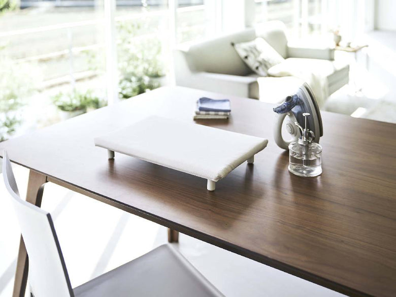 卓上に設置されたタワーの平型アイロン台