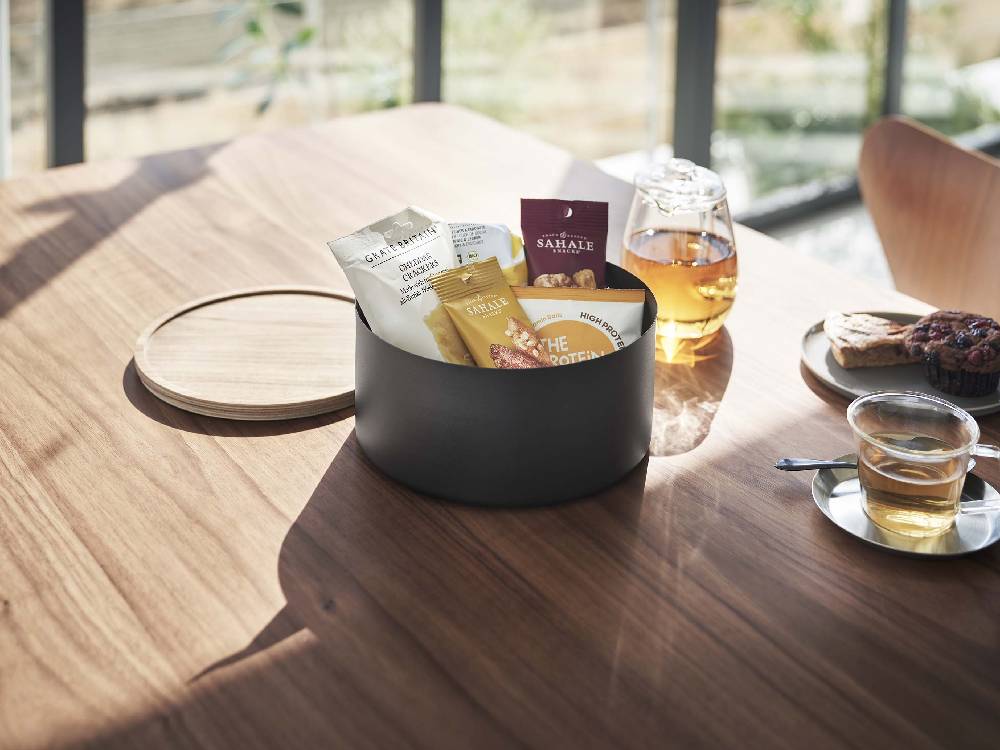 RIN/リンの蓋付き収納ケースと食器が並ぶテーブル