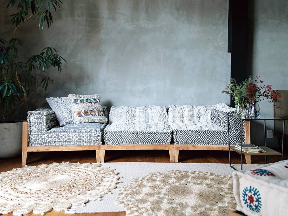 灰色のブロックマルチソファとクッション