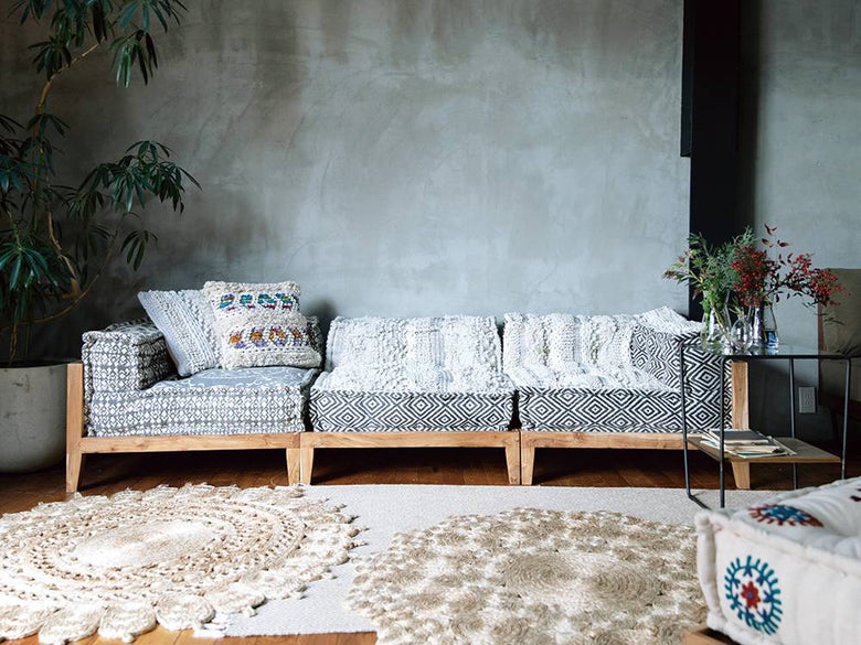 灰色のブロックマルチソファとクッション