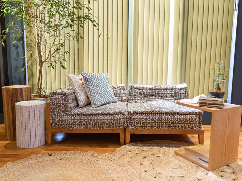 木製ブロックマルチソファとクッションがあるリビング