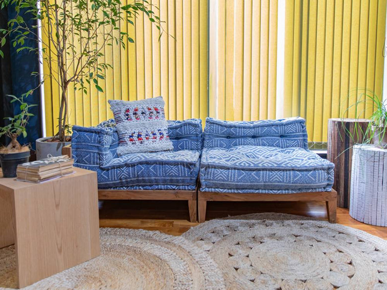 リビングルームに配置されたアデペシュのマルチソファとクッション