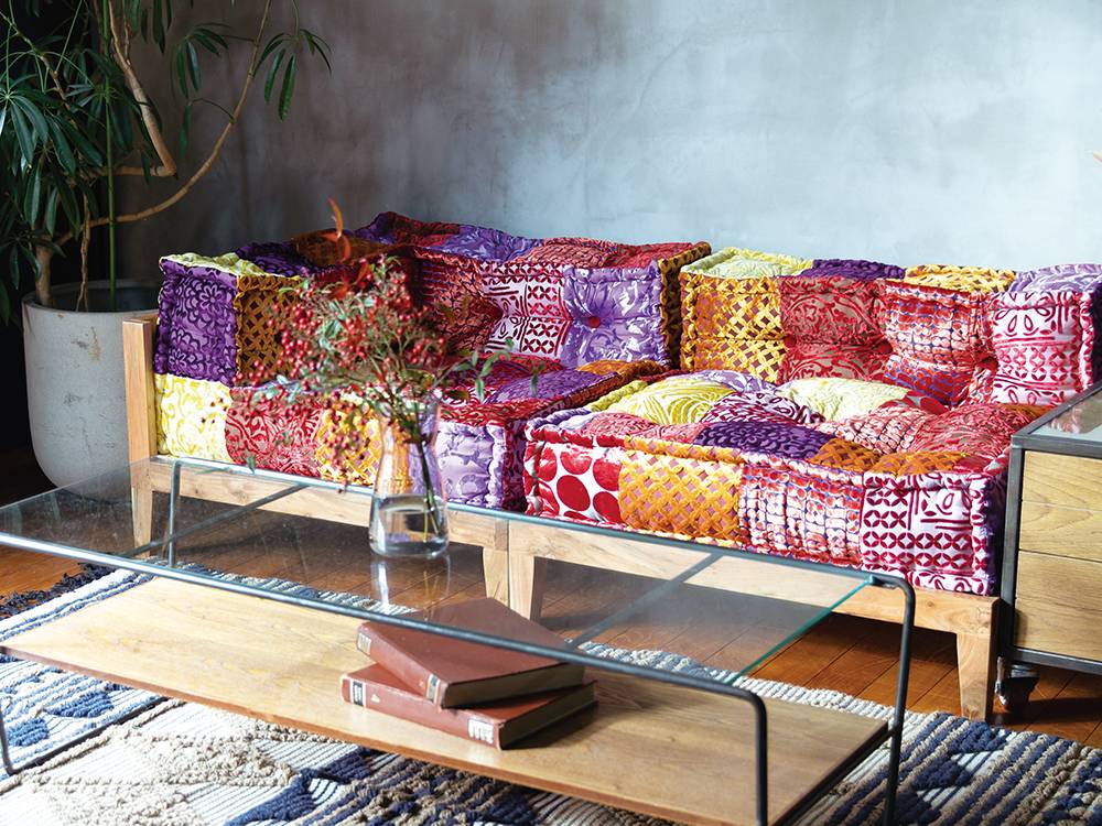 ピンクのパッチワークソファとクッション