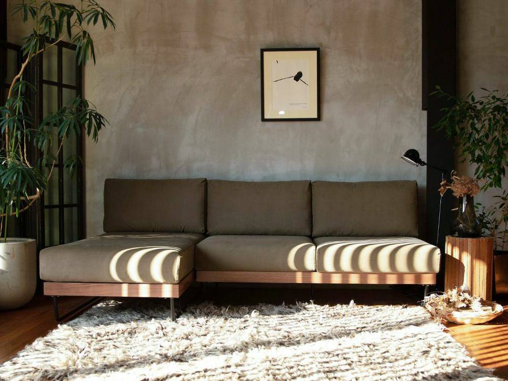 ウォルナットフレームのブラウンソファが配置されたリビングルーム