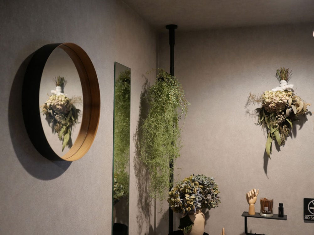 TEORIテオリZEROミラーと花束の静物写真