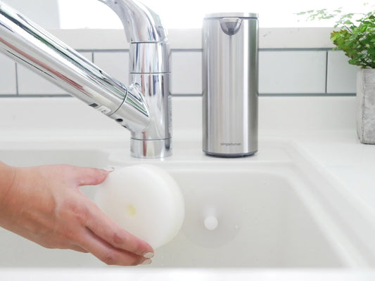 MARNAのPOCOキッチンスポンジがシンクに取り付けられている