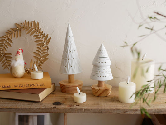 Horn Pleaseのポッタリー製LEDライトツリー。陶器と松材を使用し、暖色のLEDが点灯する装飾用ミニツリー