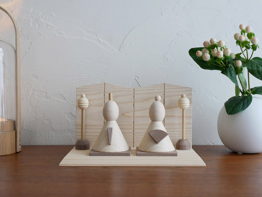 P.F WORK SHOPの木製オヒナサマ人形セット。高さ12.5cm、横22cmで精巧に作られ、インテリア用の台座に飾られています。