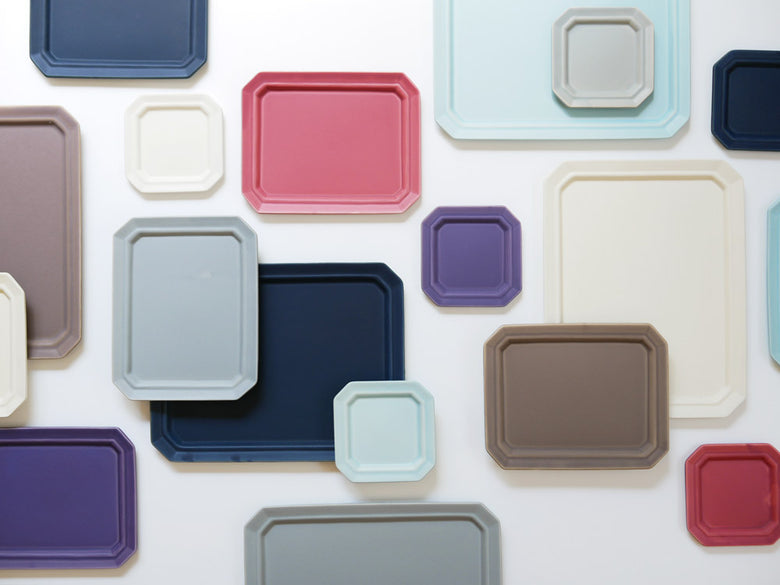 SAKUZANの手作り磁器「Sara スクエア」、自然な風合いを持つ四角形のプレート