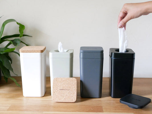 サラサデザインの黒色コルク蓋付きB2Cウェットティッシュスタンド