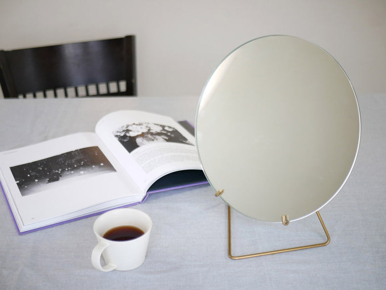 MOEBE製ゴールドとブラックのスタンディングミラー