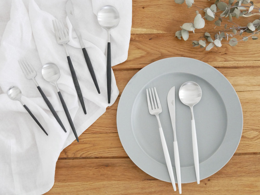 CutipolのGOAカトラリーセット。マット仕上げのステンレス製ナイフ、フォーク、スプーンとデザート用カトラリーが並んでいる