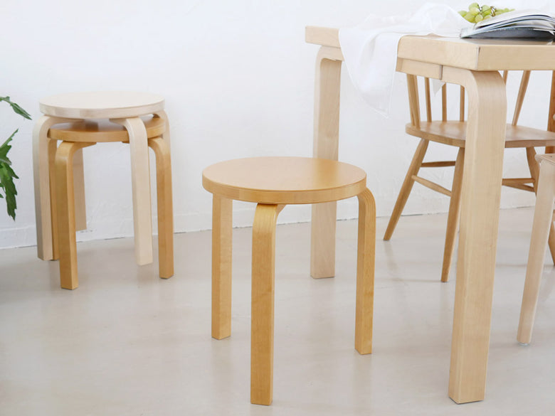 バーチ材ハミーステイン仕上げのアルヴァ・アアルトデザインスツール60、直径38cm、高さ44cm