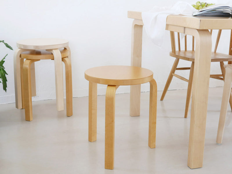 バーチ材ハミーステイン仕上げのアルヴァ・アアルトデザインスツール60、直径38cm、高さ44cm