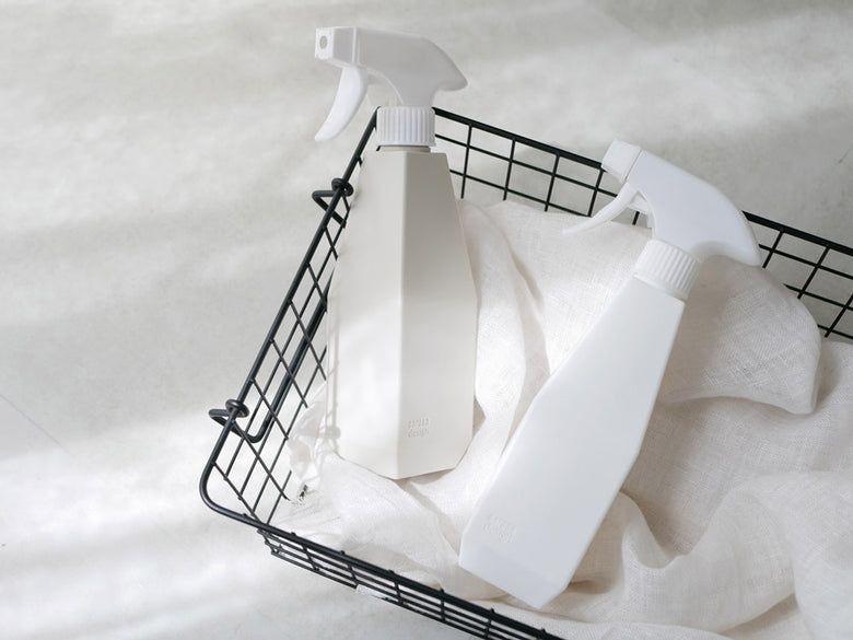 サラサデザイン製500mlの2wayスプレーボトルで、360度回転可能なキャップを備えた透明なボトル