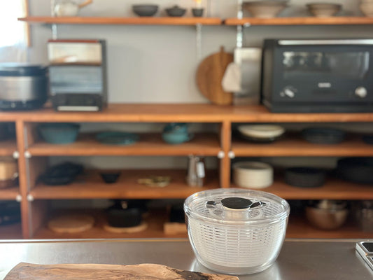 OXOオクソーの小型クリアサラダスピナー。透明なボウルと回転バスケットが特徴のキッチン用品