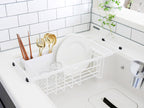 キッチンシンクに設置されたYAMAZAKIの伸縮水切りワイヤーバスケットで、食器が整然と並べられています