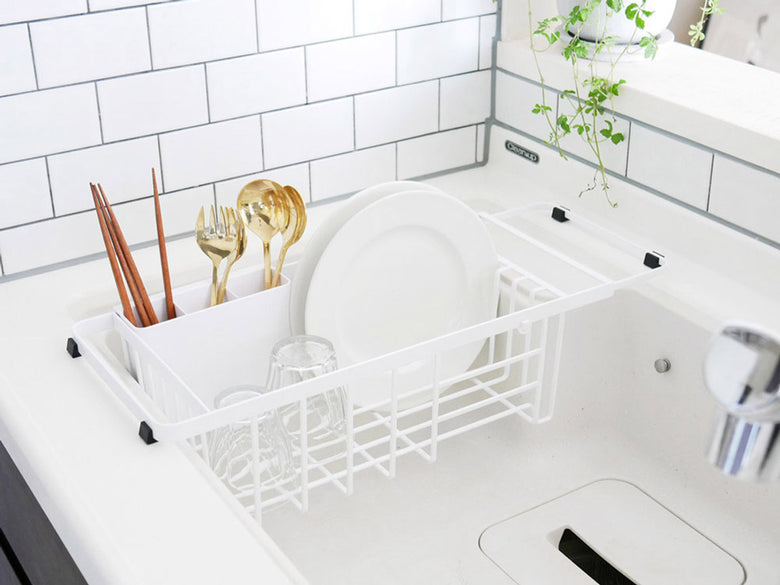 キッチンシンクに設置されたYAMAZAKIの伸縮水切りワイヤーバスケットで、食器が整然と並べられています