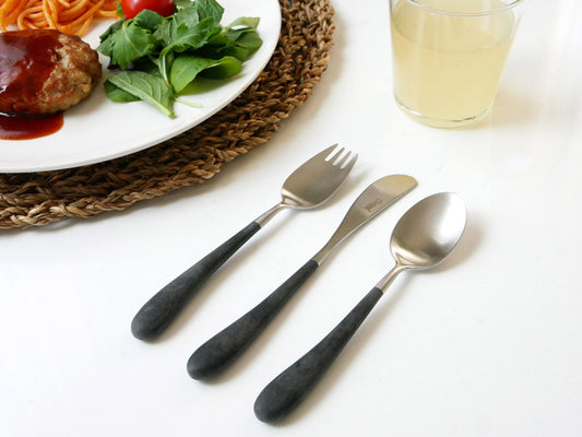 クチポール「アリス」カトラリーセットのステンレス製ナイフ、フォーク、スプーンが並べられた画像