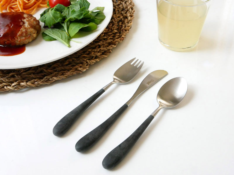 クチポール「アリス」カトラリーセットのステンレス製ナイフ、フォーク、スプーンが並べられた画像