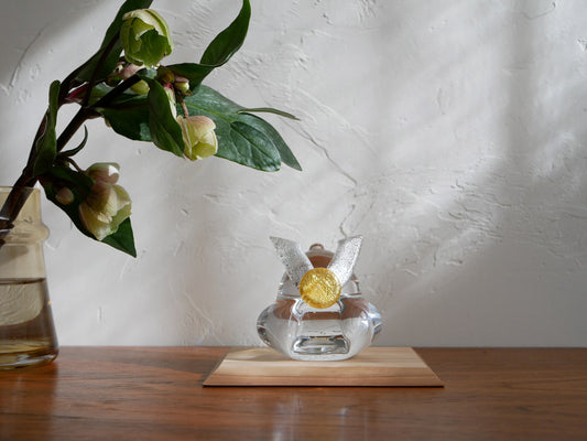 硝子屋 PRATO PINO製の手作りガラス兜と木製飾り台のセット