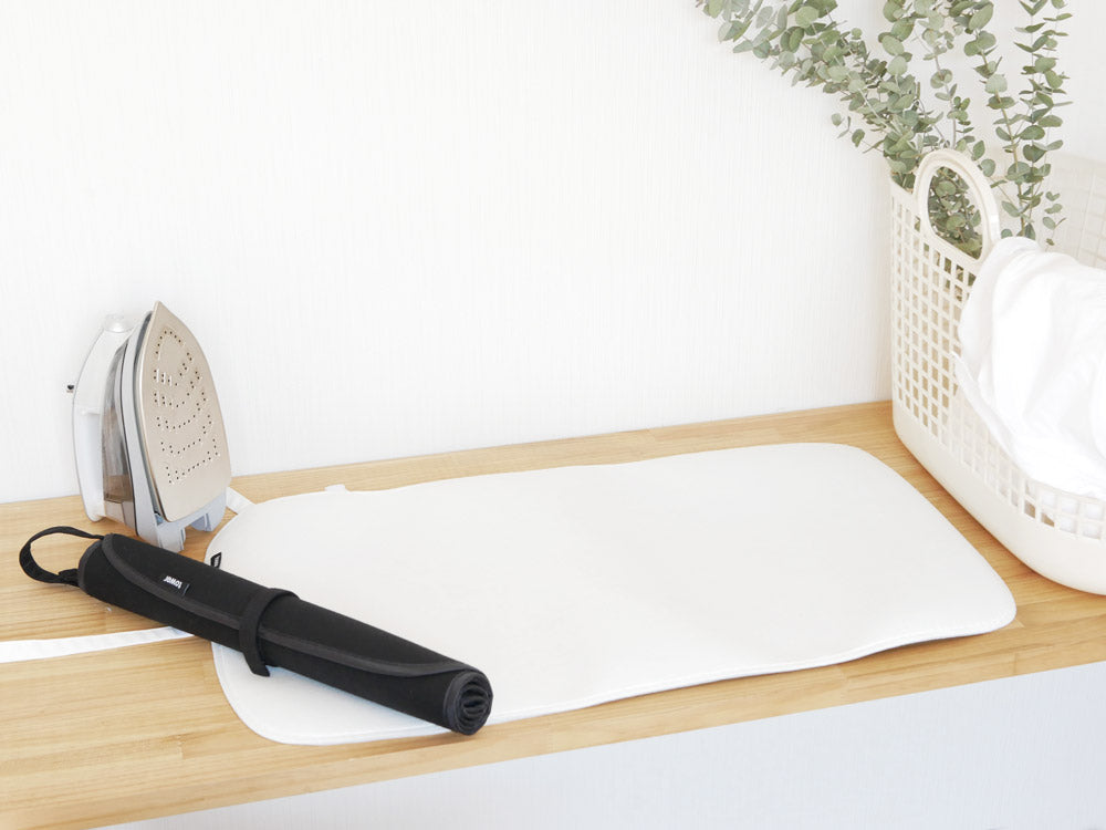 YAMAZAKIのくるくるアイロンマット。綿100％の掛け面とポリウレタンフォーム裏面を使用し、72cm×40cmサイズでコンパクトに収納可能な軽量アイロン用マット。
