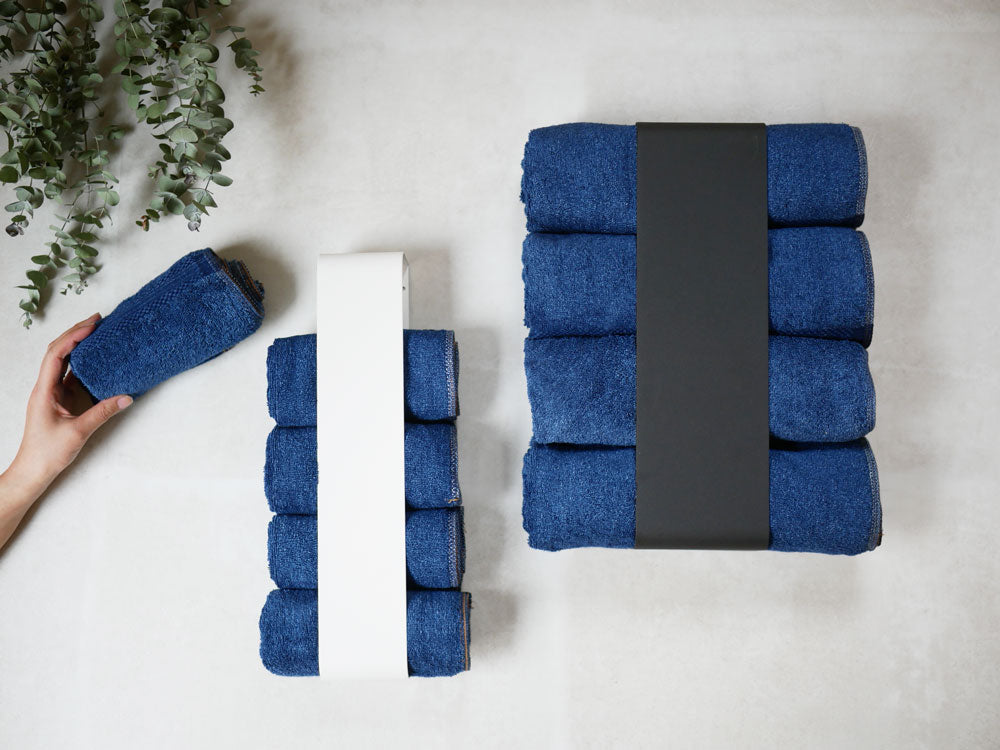 YAMAZAKI製スチールマグネットバスタオルホルダー。粉体塗装されたタワー型で高さ約40cmにバスタオル4枚を掛け可能。