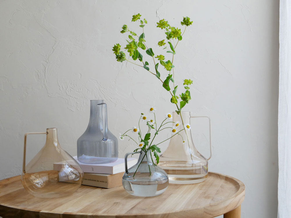 ホーンプリーズメイドの透明なガラス製ライトリーフラワーベース。シンプルでエレガントなデザインの花瓶