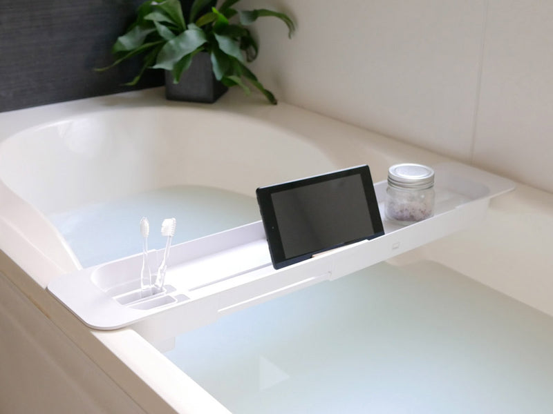 Yamazaki製タワー伸縮バスタブトレーが浴槽内に設置されている様子