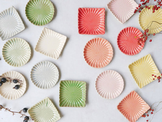 俊峰陶苑の花あかり角小皿、手作りの自然な風合いが特徴の日本製陶器