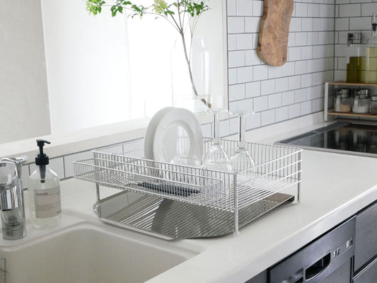 la baseブランドの3点セット水切りかご。18-8ステンレス製の縦置き小型、大型、スリムタイプが並んでいるキッチン用品