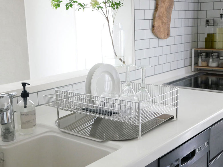 la baseブランドの3点セット水切りかご。18-8ステンレス製の縦置き小型、大型、スリムタイプが並んでいるキッチン用品