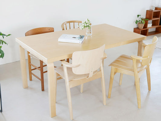 アルヴァ・アアルトデザインのバーチ材テーブル82A。クリアラッカー塗装された天板とシンプルな木製脚が特徴のフィンランド製デザインテーブル